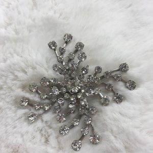 Vintage Jewelry - Vintage Rhinestone Diamond Snowflake Pin Brooch Vintage Jewelry - Vintage Rhinestone Diamond Snowflake Pin Brooch